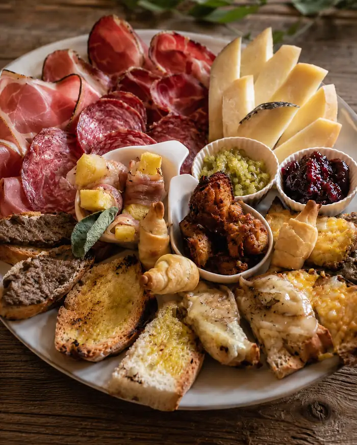 Antipasto misto caldo servito nel piatto