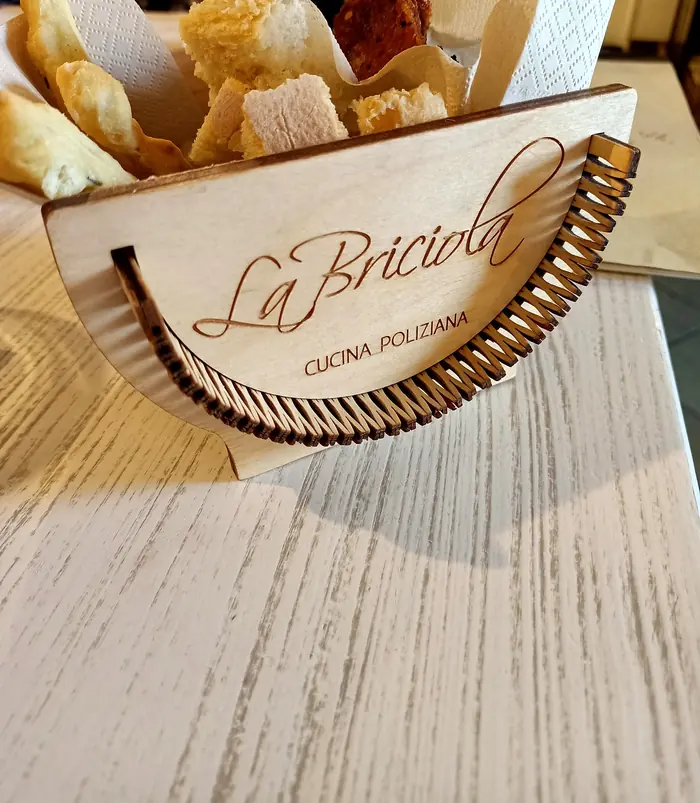Il cestino del pane con il marchio della Briciola impresso nel legno