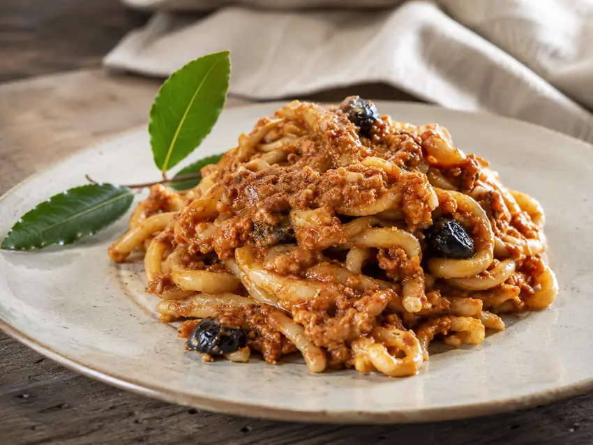 Pici al cocciaccio, il ragù di maiale con olive nere