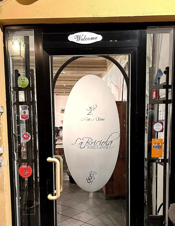 La porta a vetri con il marchio inciso e la scritta Welcome