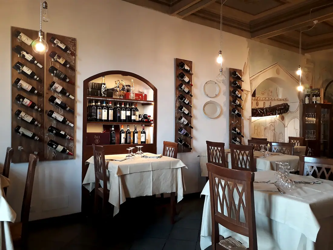 La sala con il soffitto a cassettoni dipinto e le bottiglie alle pareti