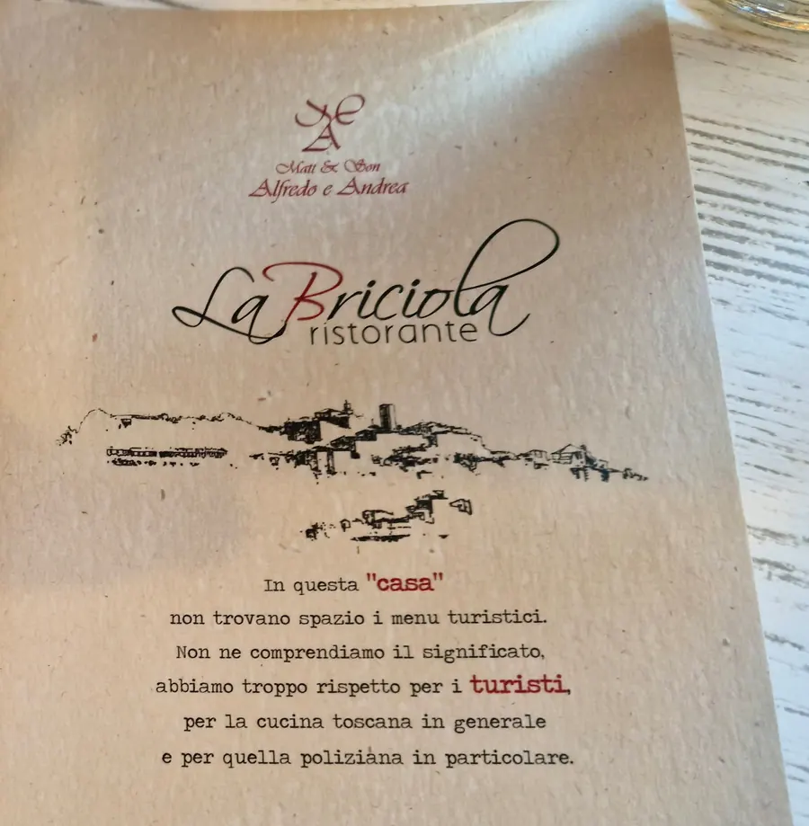 La copertina del nostro menù, con il profilo di Montepulciano disegnato a mano