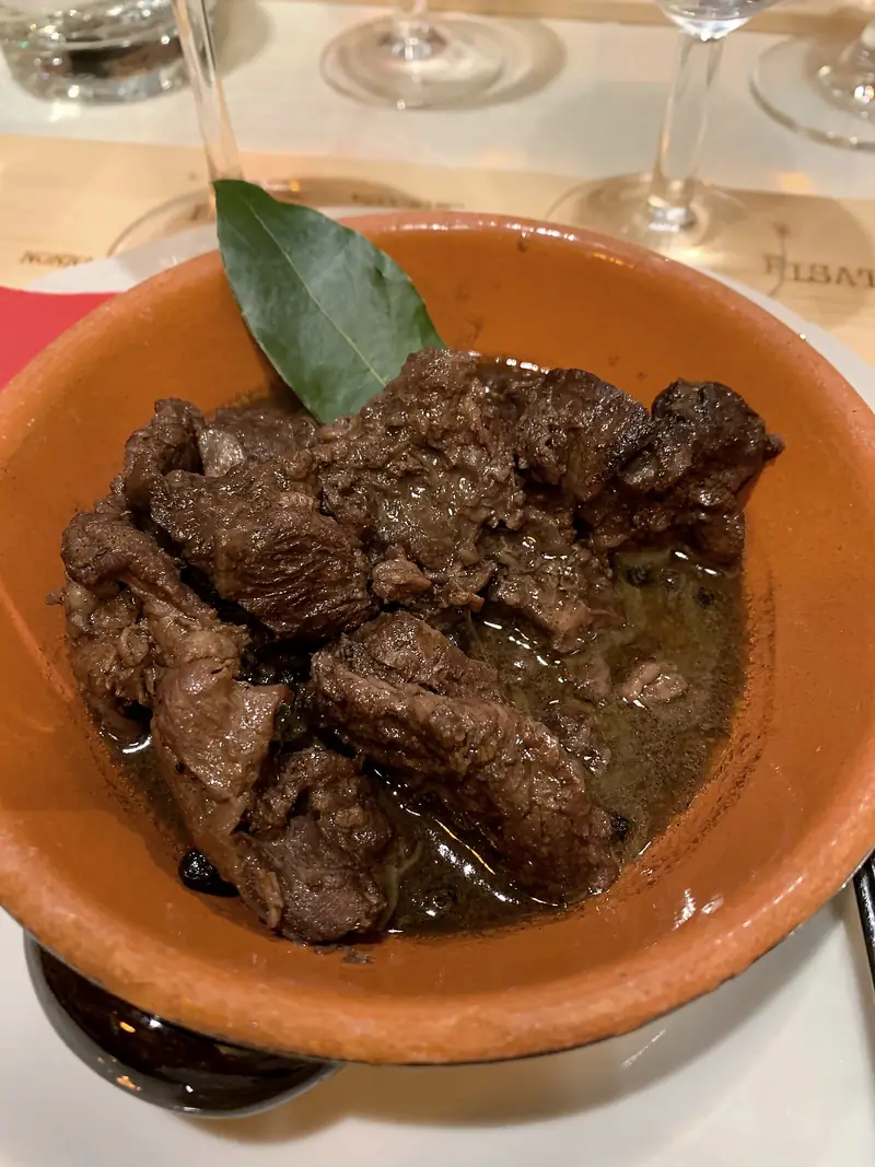 Peposo servito nel coccio di terracotta