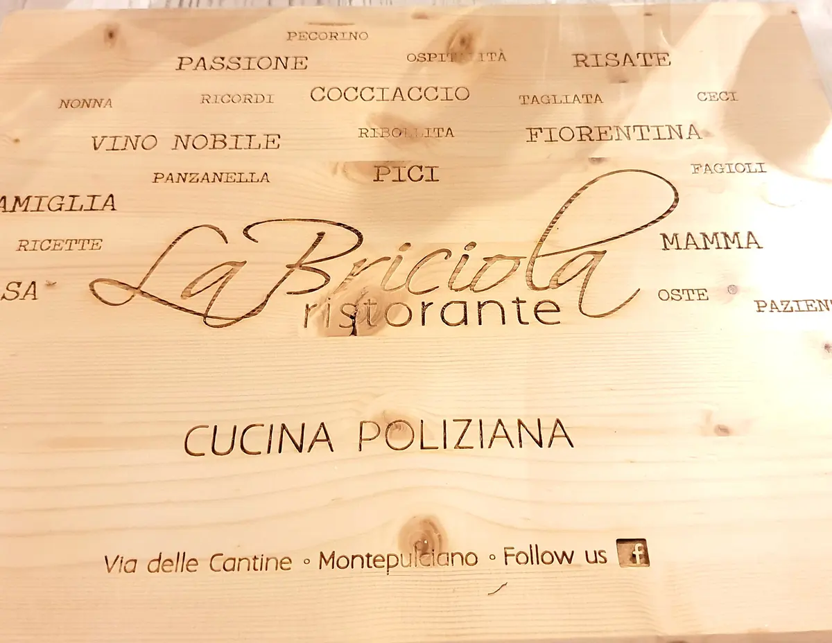 La tovaglietta di legno della Briciola, con le parole impresse a fuoco