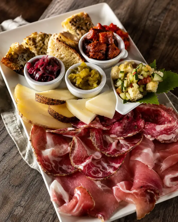 Tagliere di salumi affettati sul legno