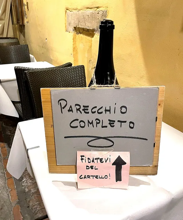 Cartello scritto a mano: parecchio completo, fidatevi del cartello