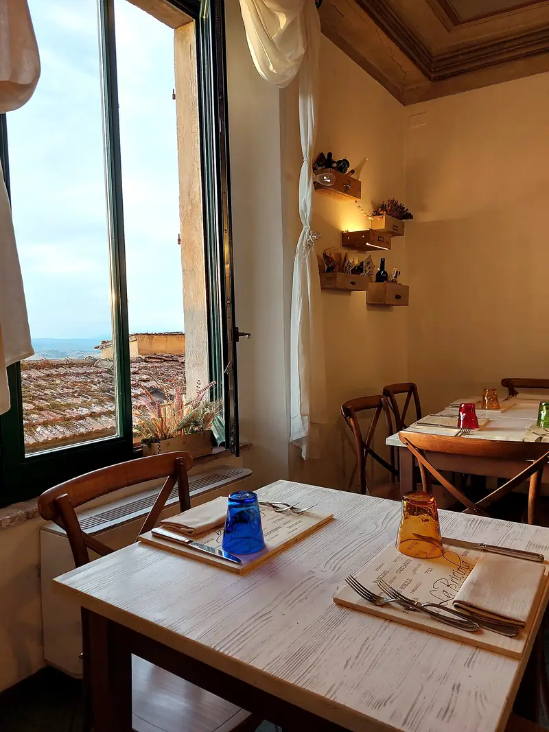 Tavolo accanto alla finestra con vista sulle colline