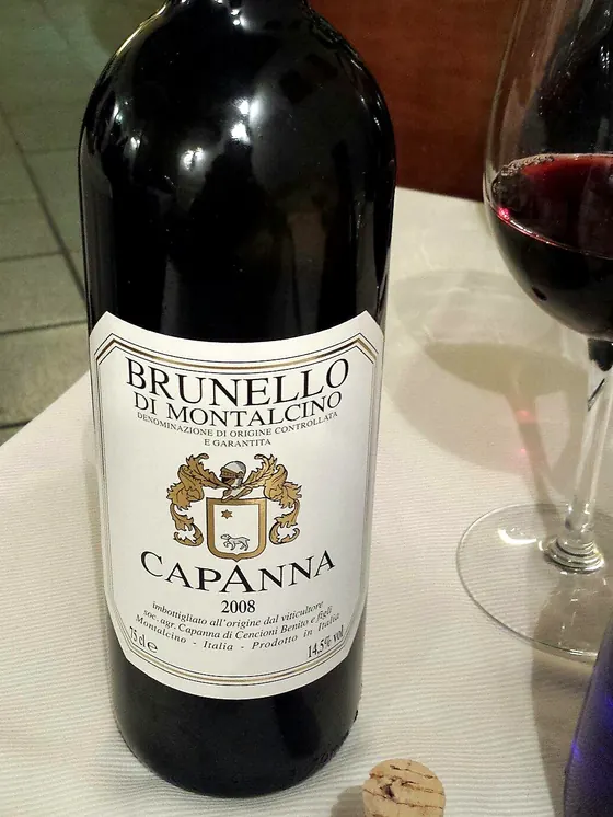 Bottiglia di Brunello di Montalcino Capanna 2008, con il calice accanto