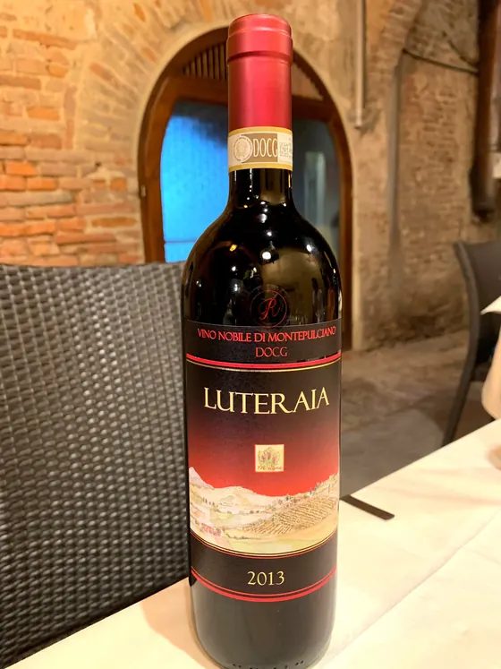 Bottiglia di Luteraia, Vino Nobile di Montepulciano, sul tavolo